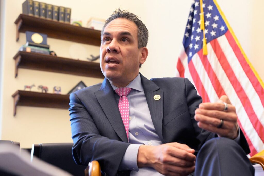 El congresista demócrata por California y representante del Caucus Demócrata de la Cámara de Representantes de los EE.UU.