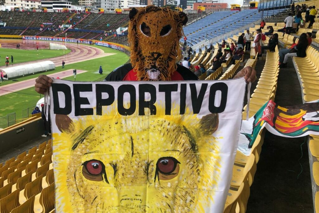 Ángel Alama con su máscara de león en el Olímpico Atahualpa.