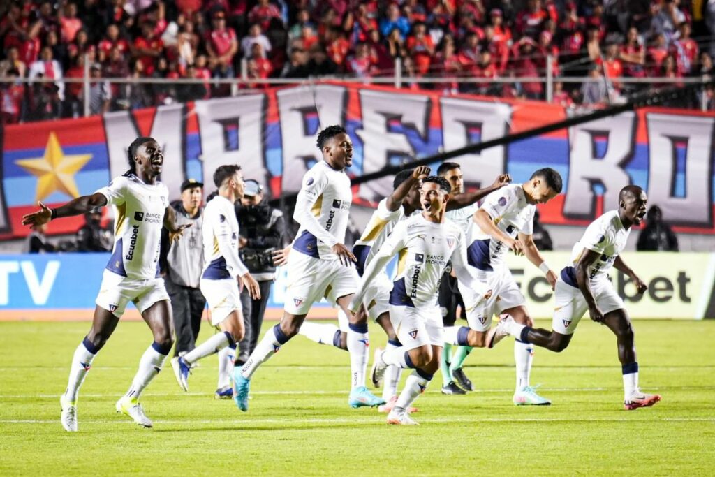 Plantel de Liga de Quito celebrando la obtención del título de la Supercopa Ecuador.