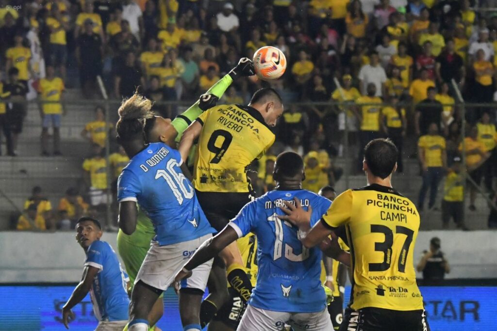 Octavio Rivero (c) en el debut de la Liga Pro 2025 enfrentando al Manta en el Jocay.