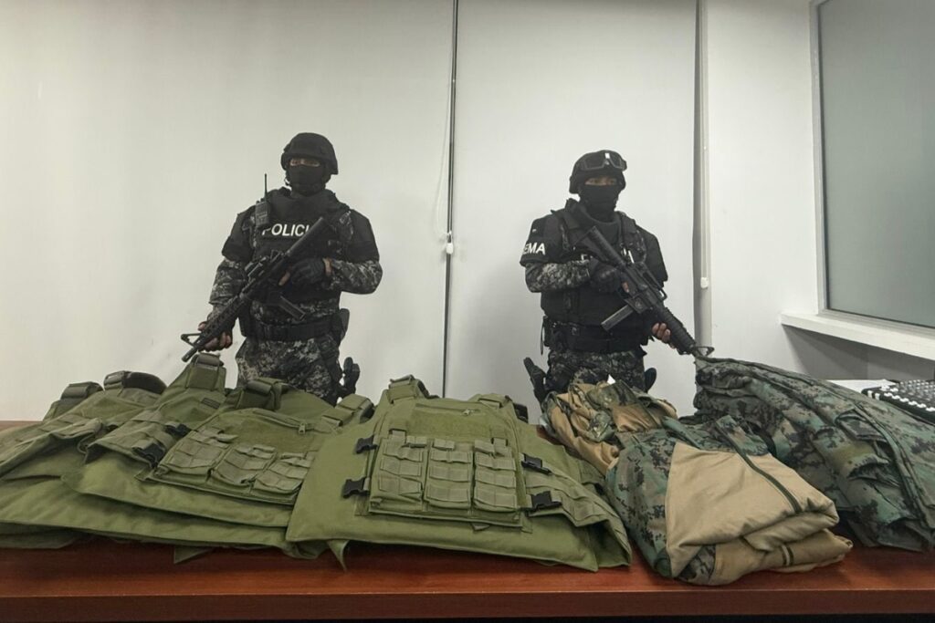 Parte de los indicios que la Policía encontró en las viviendas de los 12 detenidos en Manabí por presunto tráfico de armas.