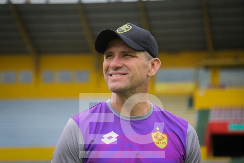 Gabriel 'Místico' Pereyra, entrenador de Aucas, en el Gonzalo Pozo.