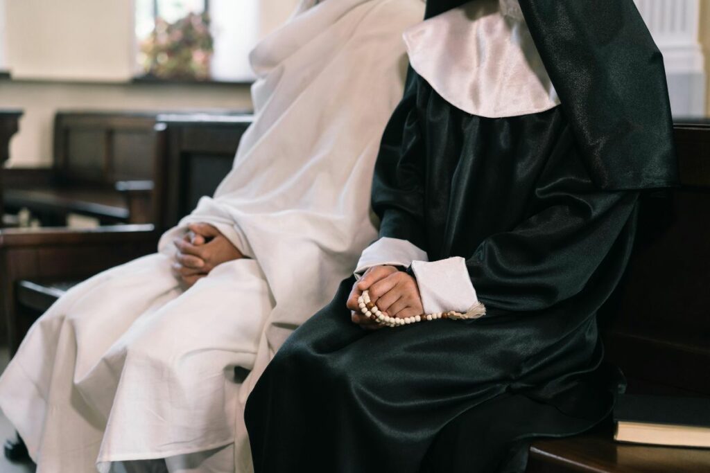 Imagen referencial de dos monjas.