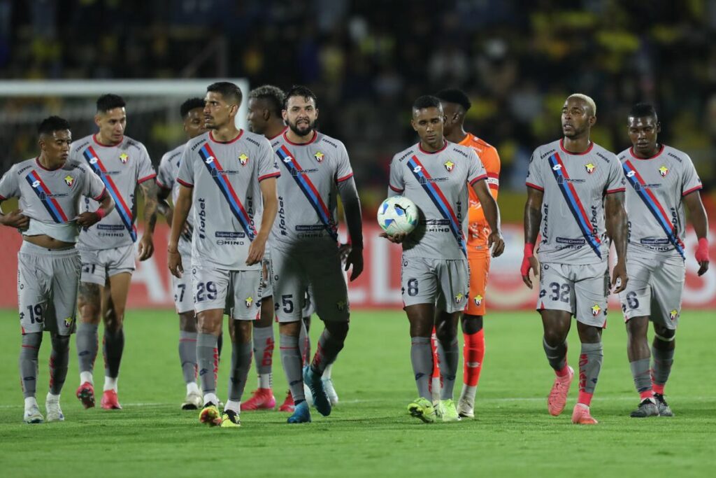 Jugadores de El Nacional en un partido de la segunda ronda de la Copa Libertadores entre El Nacional y Barcelona SC en el estadio Olímpico Atahualpa en Quito.