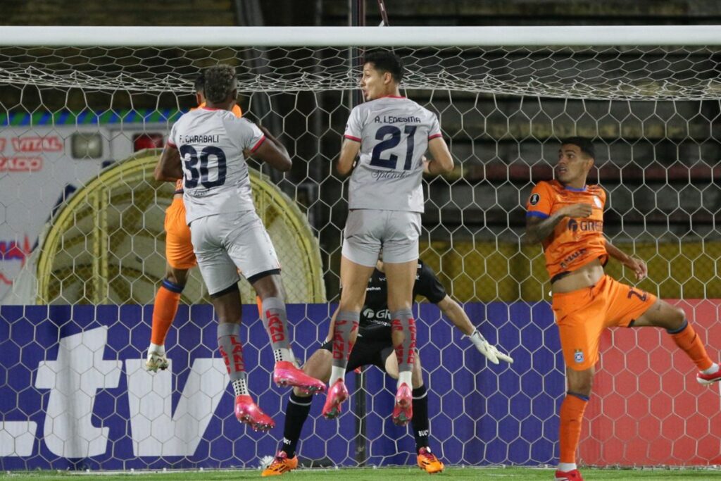 Franklin Carabalí (30) y Ángel Ledesma en el Olímpico Atahualpa.