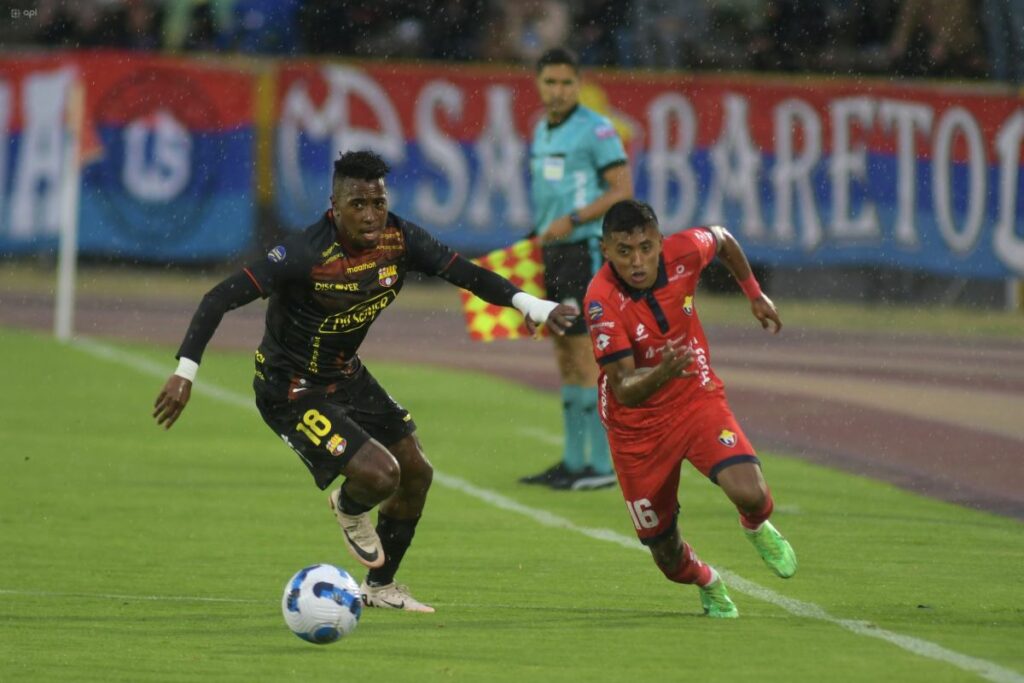 Bryan Carabalí (i) y Eddy Mejía en un partido entre Barcelona SC y El Nacional en el 2024.