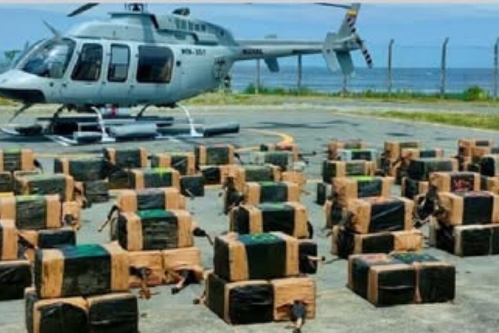 Los paquetes de cocaína fueron encontrados dentro de sacos de yute, en la narcolancha.