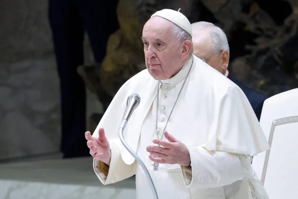El papa Francisco fue diagnosticado con neumonía bilateral.
