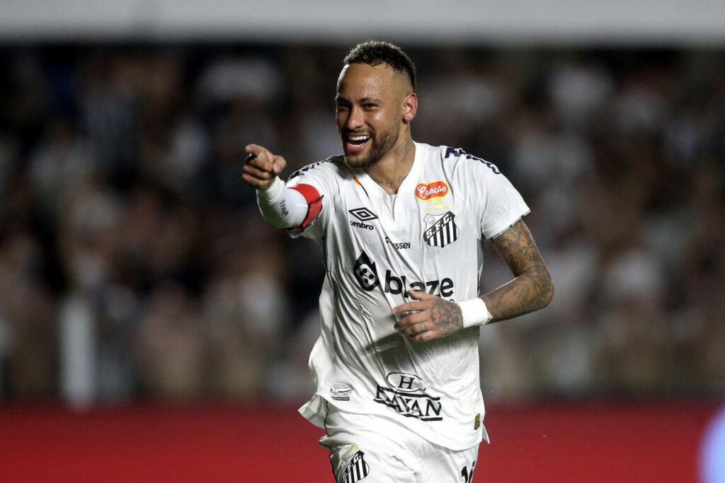 Neymar celebra un gol el domingo 16 de febrero de 2025, durante un partido del Campeonto Paulista entre Santos - Água Santa en Vila Belmiro.