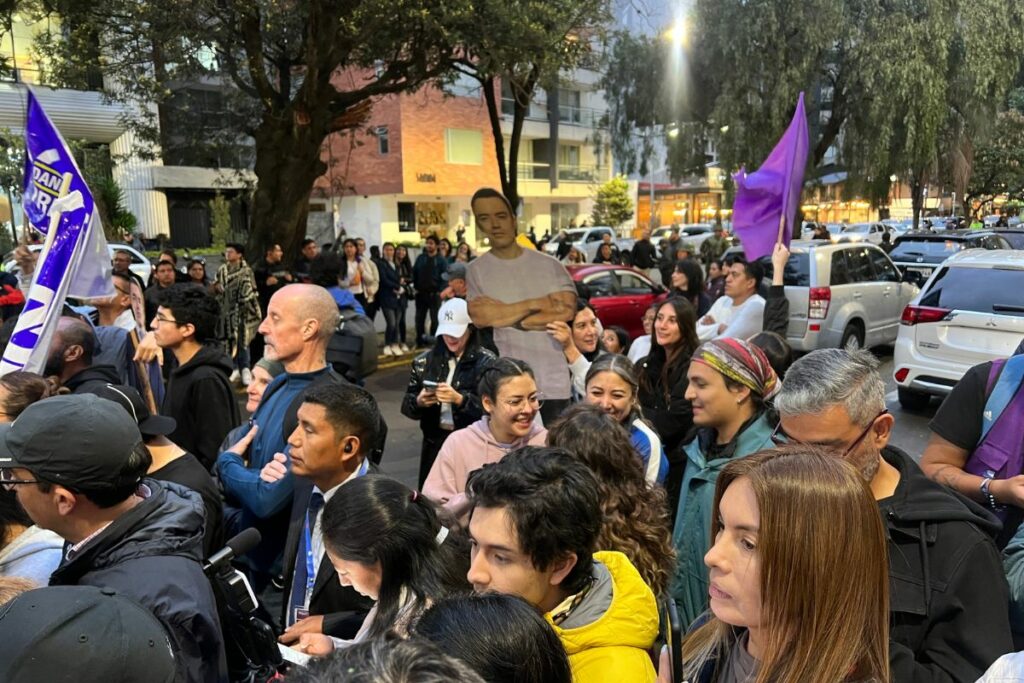 Los simpatizantes de ADN se concentraron desde la tarde en un hotel del norte de Quito para esperar a Daniel Noboa, tras las elecciones 2025.