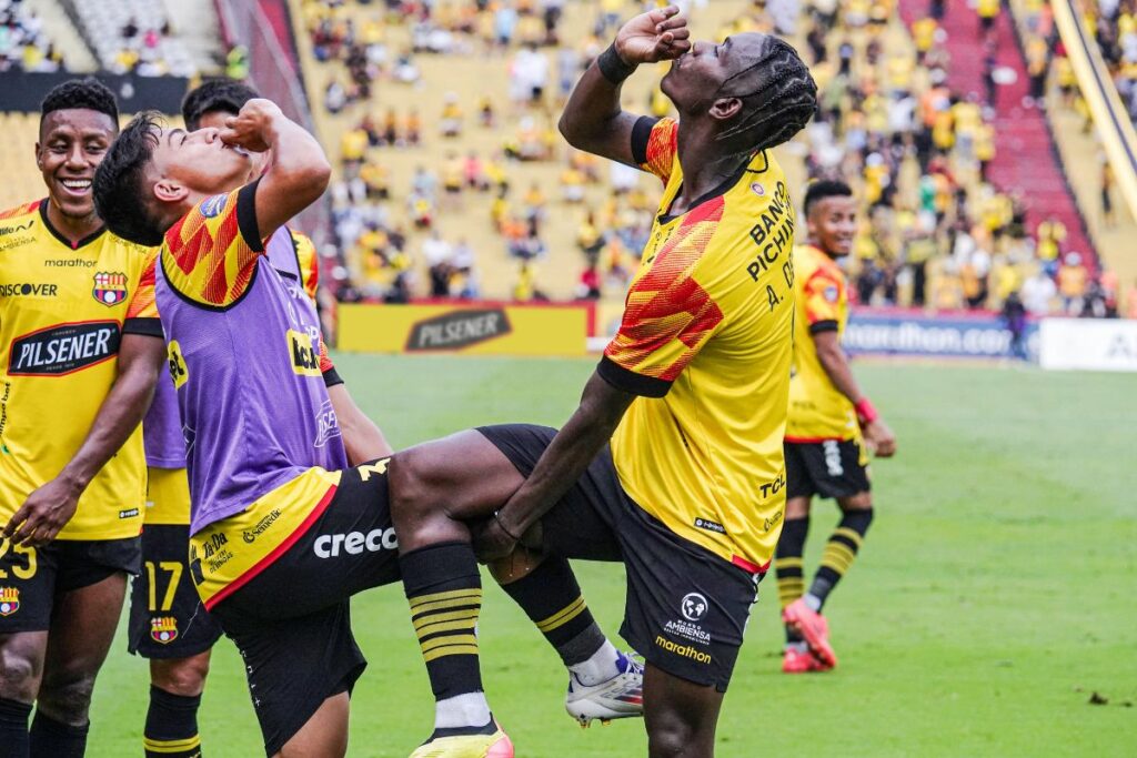 Juan Usma (i) y Allen Obando en la Liga Pro 2024.