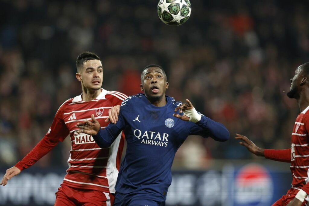 Willian Pacho en un nuevo partido de la Champions League con el PSG.