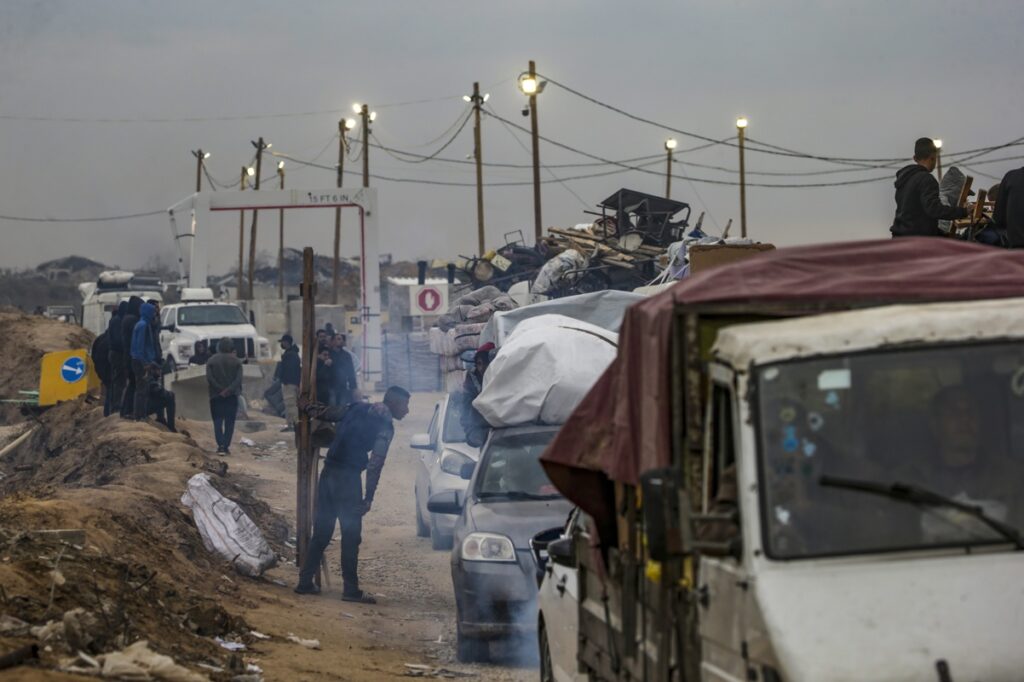 Los palestinos viajan desde el sur de la Franja de Gaza hacia el norte tras la retirada de las tropas israelíes del Corredor Netzarim, en el centro de la Franja de Gaza, el 9 de febrero de 2025.