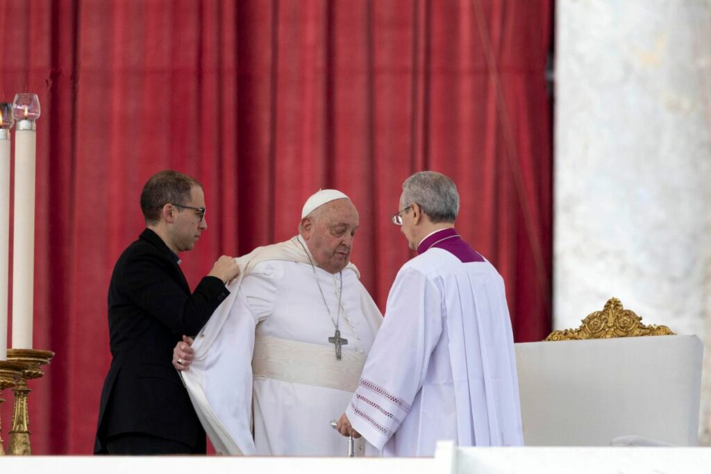 El papa Francisco está hospitalizado por neumonía. En la foto, Francisco está en el Vaticano.
