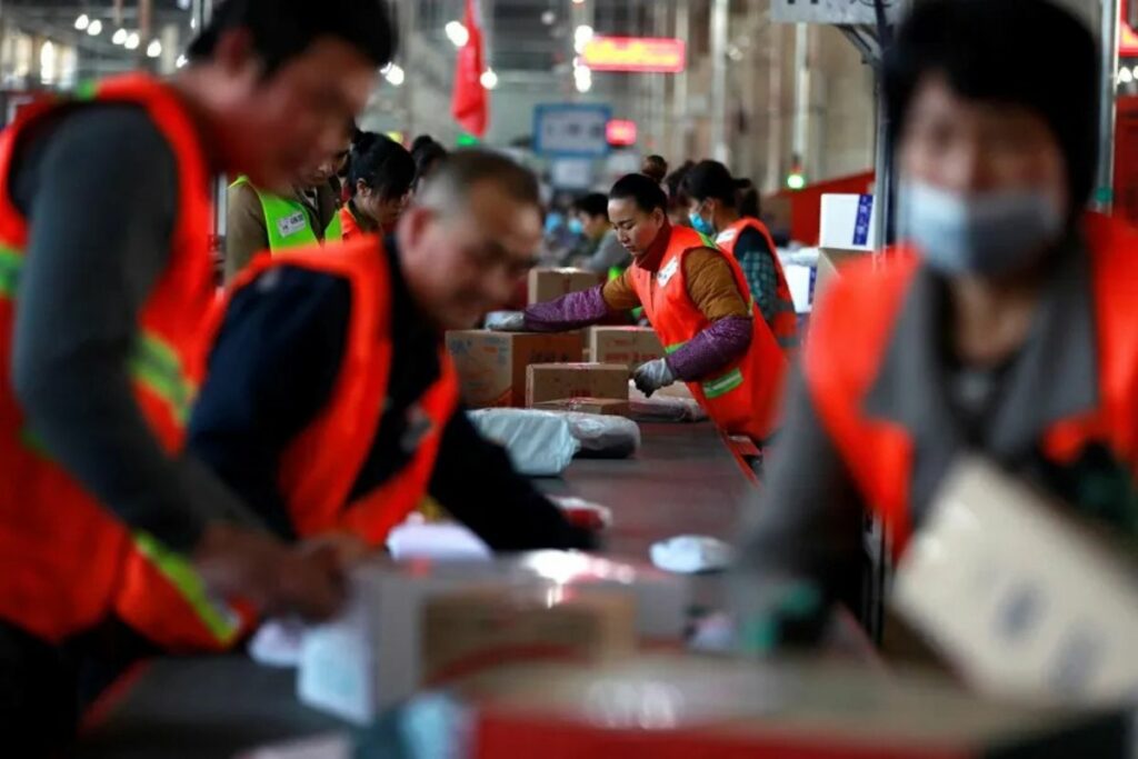 Fotografía de archivo de empleados clasificando paquetes en Pekín, China.