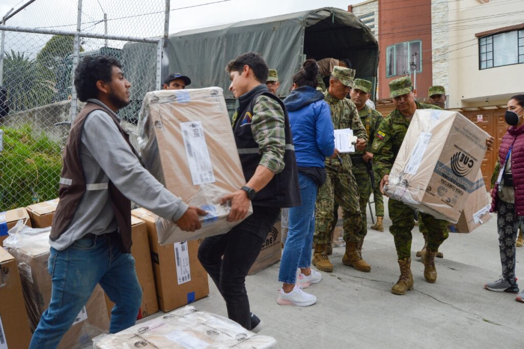 El CNE tenía previsto finalizar la distribución de paquetes electorales para las elecciones 2025 en Pichincha, este 8 de febrero.
