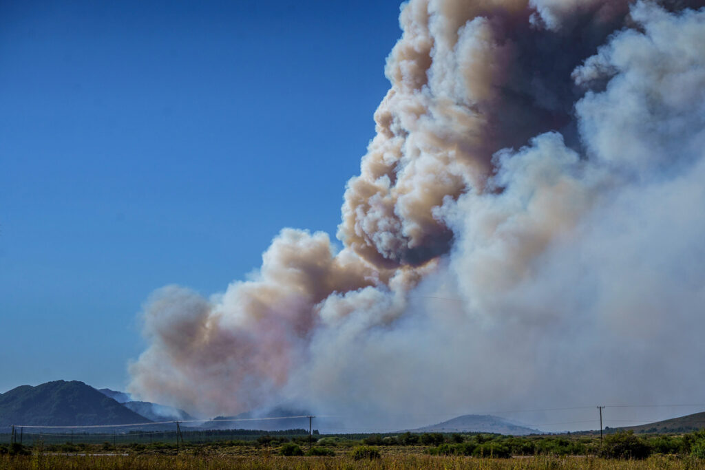 Fotografía cedida por Greenpeace de un incendio forestal en Neuquén (Argentina).