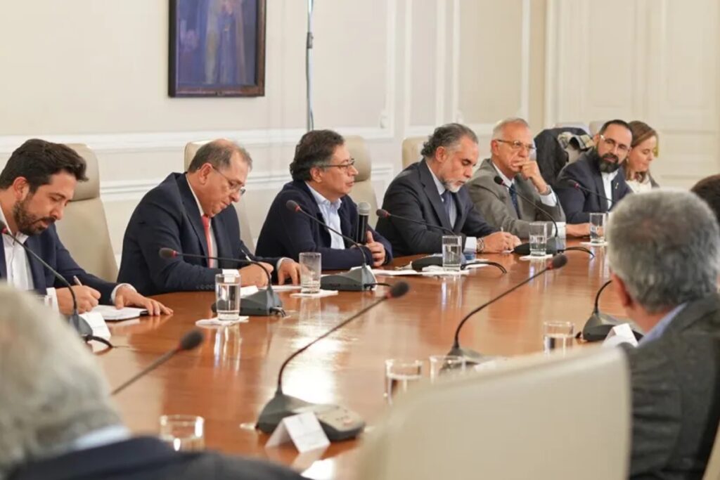 Las renuncias de ministros se dan luego de reunión de gabinete que fue transmitida por orden del presidente Gustavo Petro.