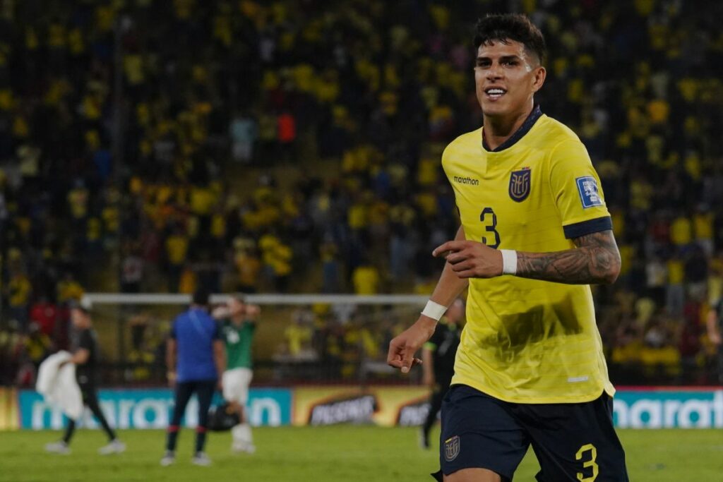 Piero Hincapié con la Selección de Ecuador en el Monumental en el 2024.
