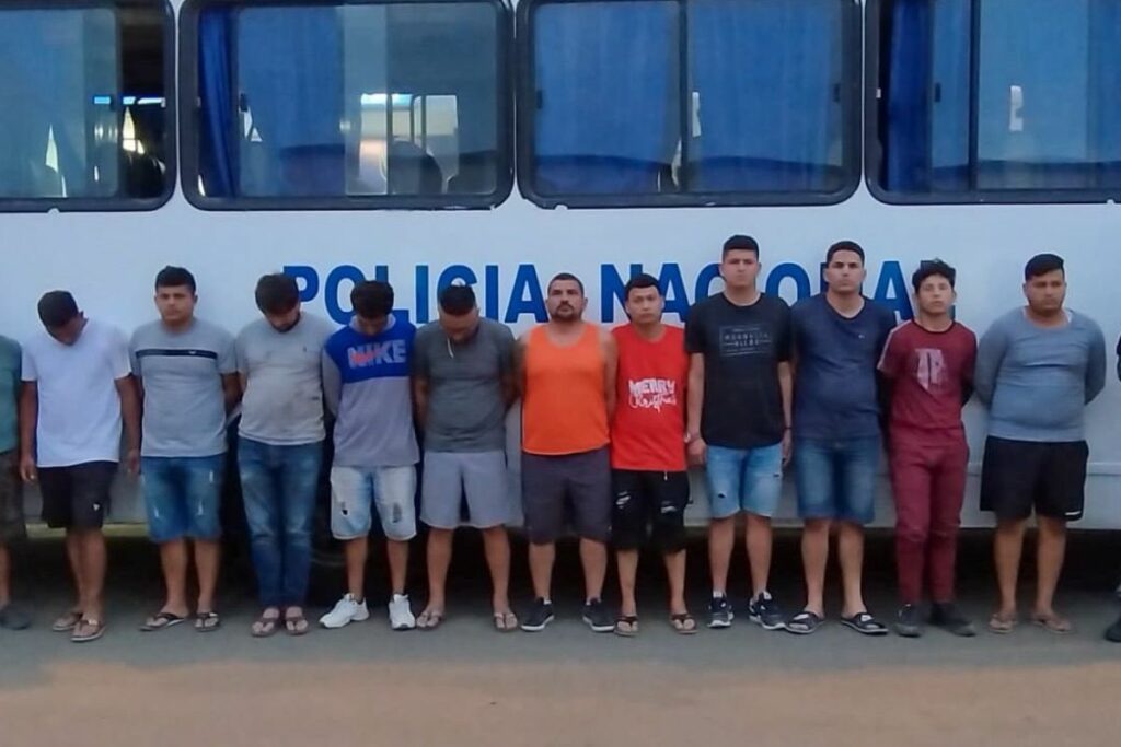 La Policía capturó a 12 sujetos en la vía Manabí-Puerto Cayo.