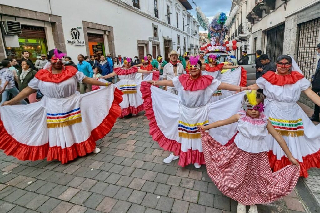 Desfiles, música y color llenarán las calles de Quito este Carnaval.