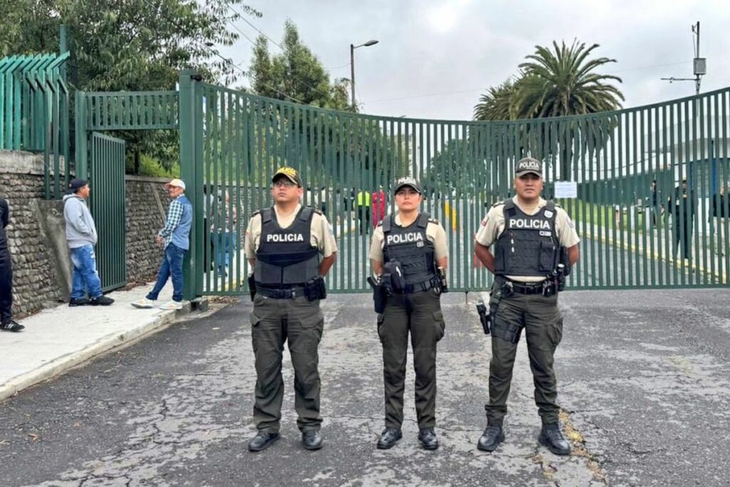 La Policía Nacional resguarda los recintos electorales.