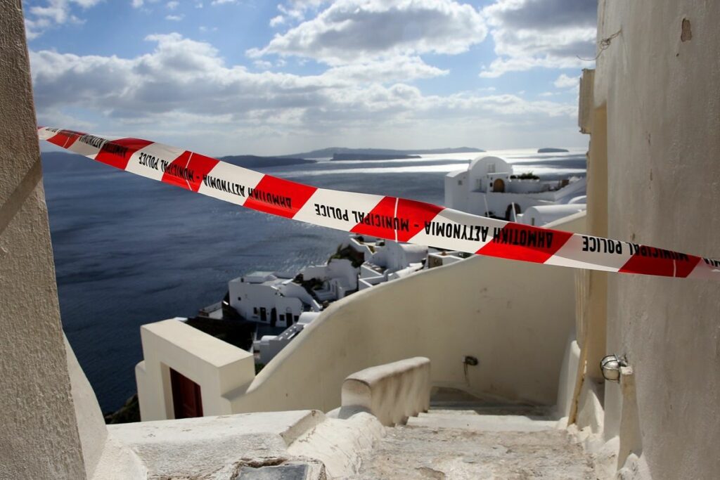Una cinta de la Policía impide el paso a una caldera volcánica en Santorini.