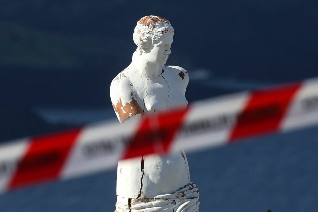 Una estatua en Santorini dentro de un área acordonada.