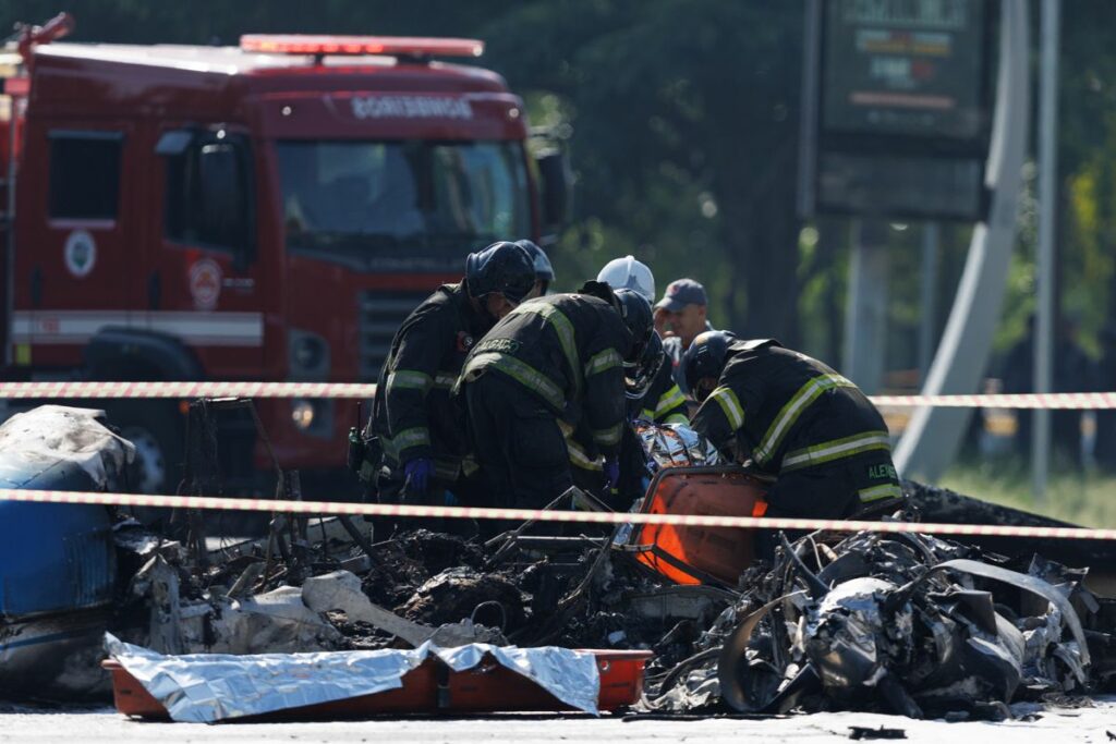 El Cuerpo de Bomberos de São Paulo trabaja en el accidente aéreo este viernes, en São Paulo (Brasil).