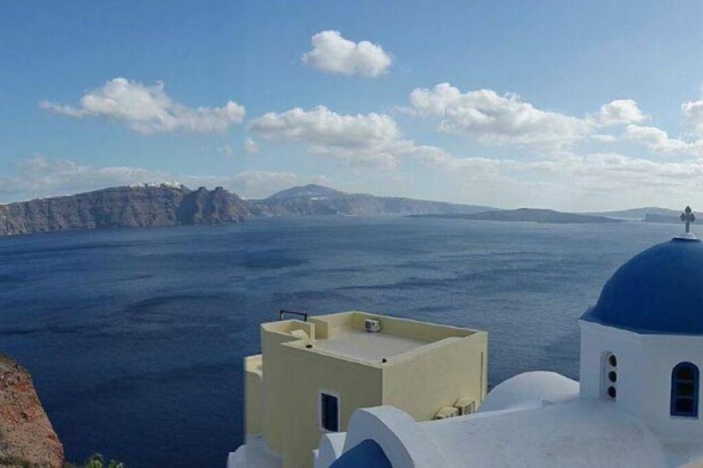 El volcán submarino Kolumbo está a 500 metros bajo la superficie del mar Egeo y a 7 km de Santorini.