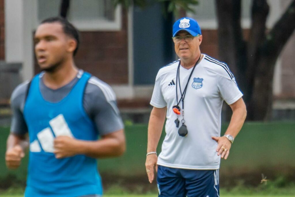 Jorge Célico, DT de Emelec. El 'Bombillo' juega la Noche Azul en el estadio George Capwell de Guayaquil, el 11 de febrero del 2025.