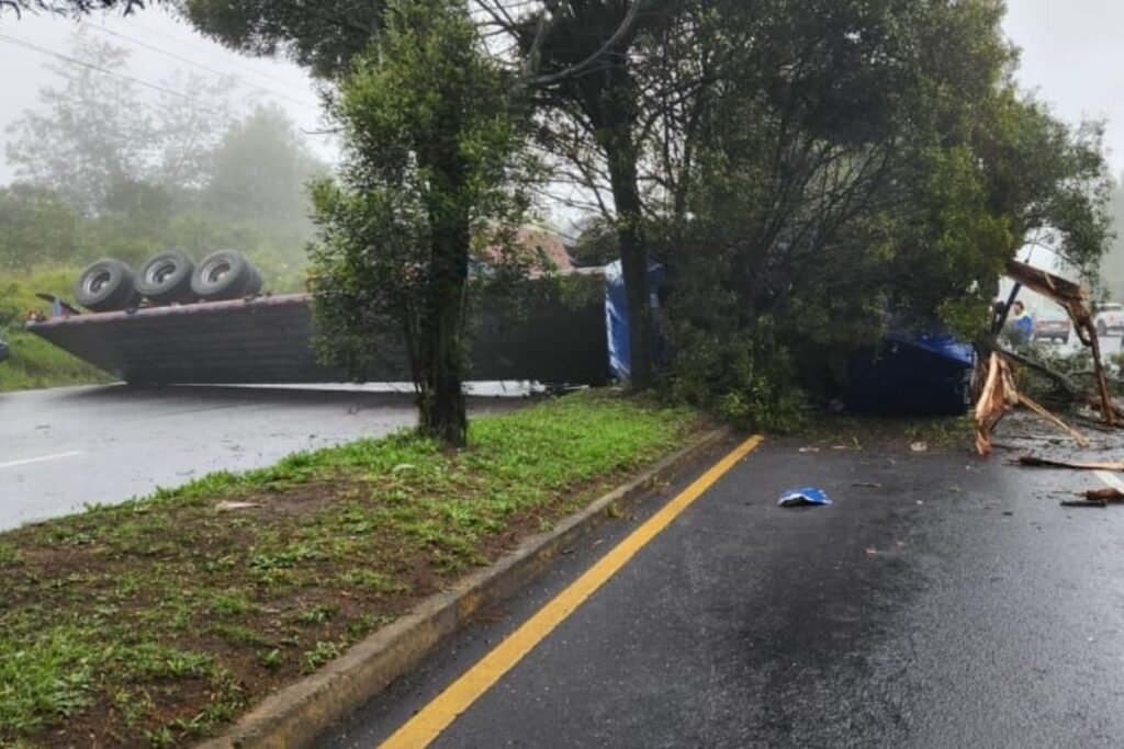 Un tráiler se volcó en la av. Simón Bolívar este 13 de febrero.