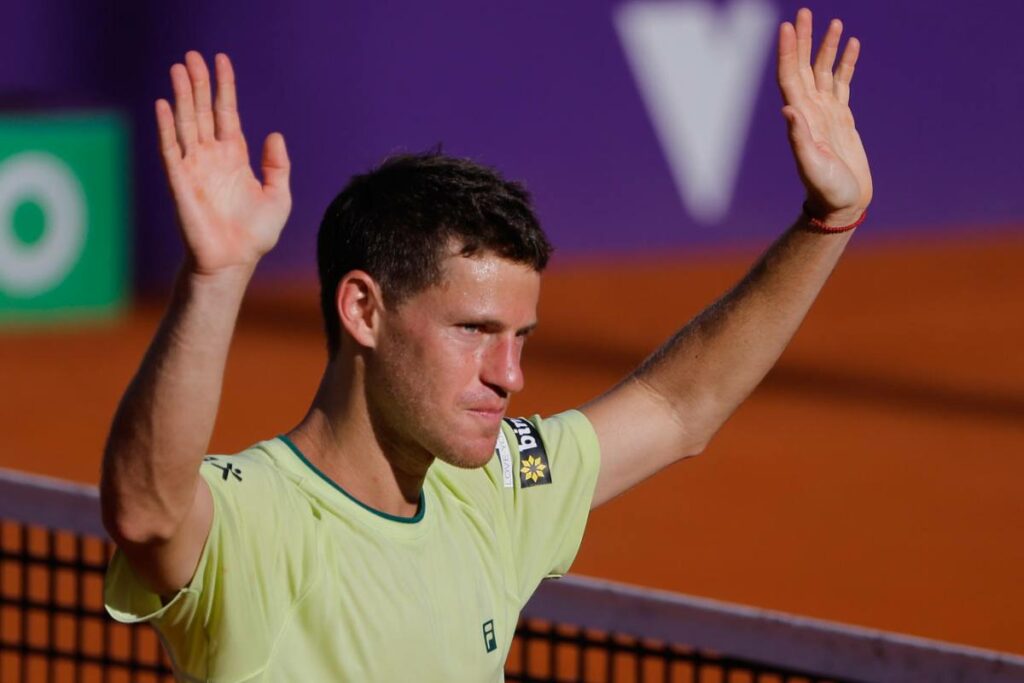 El tenista argentino Diego Schwartzman se despide al final de un partido contra el español Pedro Martínez, durante un partido en Argentina, el 13 de febrero del 2025.