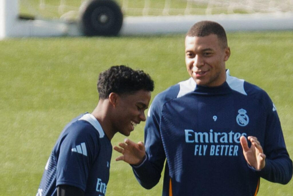 Los jugadores del Real Madrid Èndrick (izda) y Kylian Mbappé durante el entrenamiento previo al partido de La Liga contra Osasuna.