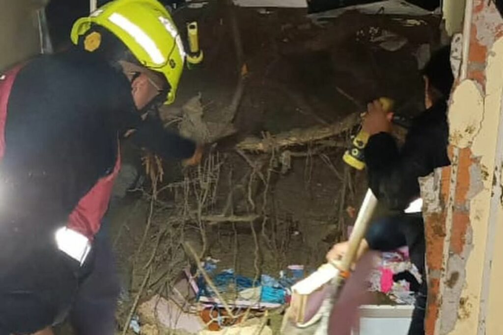 Organismos de socorro acudieron al sitio para tratar de socorrer a los afectados.