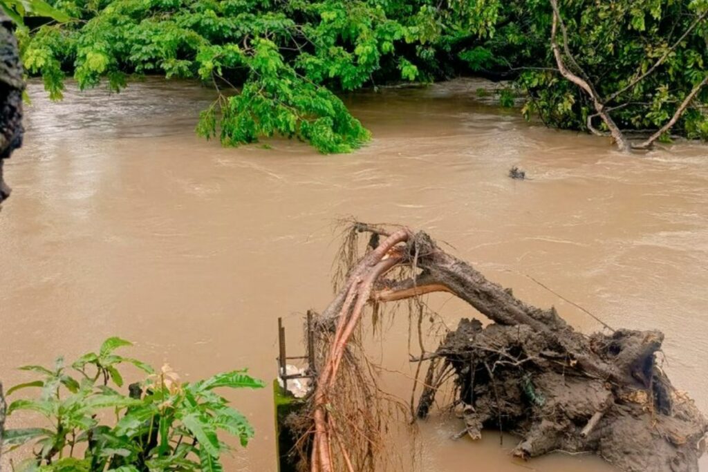Un socavón se formó debido a la creciente del río Milagro.