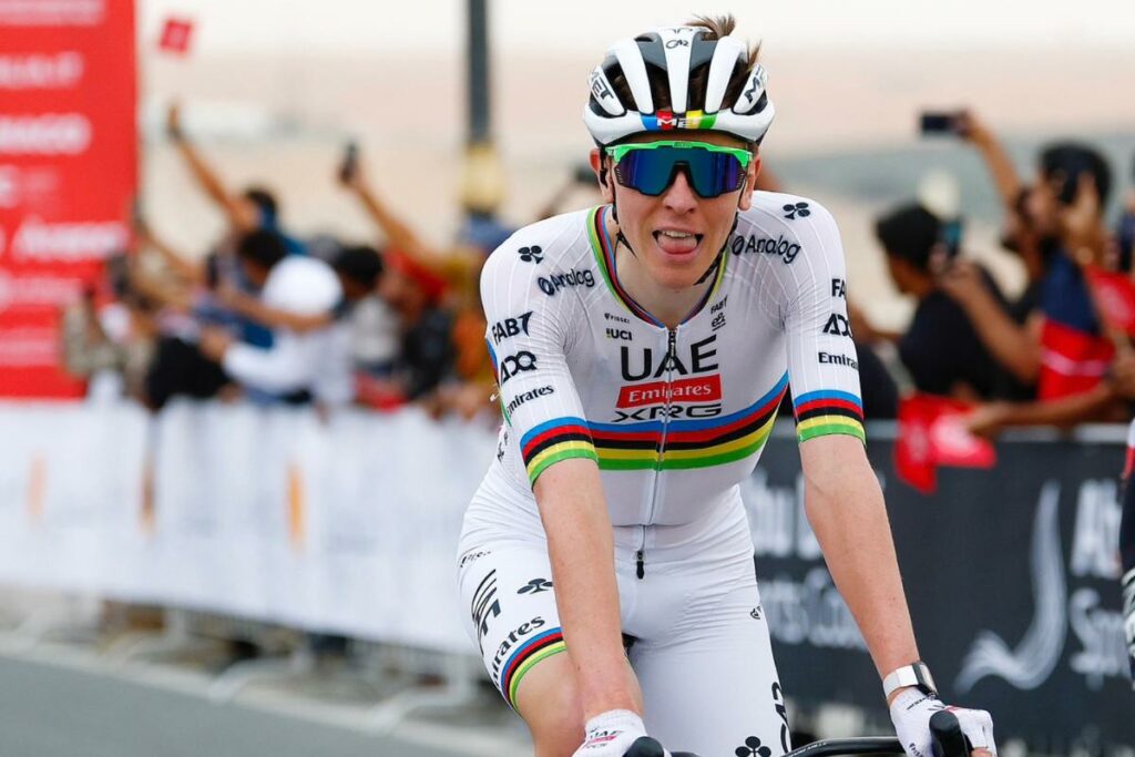 Tadej Pogacar en la primera etapa del Tour de Emiratos Árabes 2025.