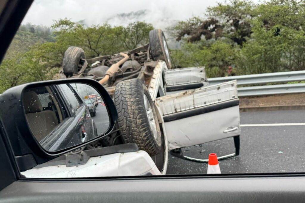 Un auto terminó volcado en la vía, en Quito.