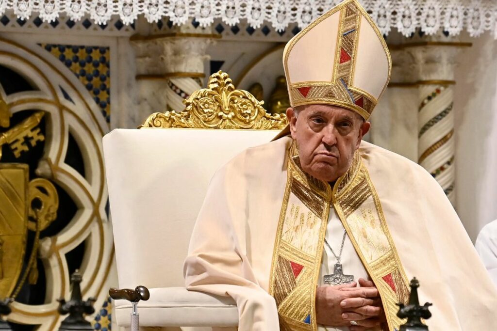 El Papa tuvo un nuevo quebranto de salud y permanece hospitalizado.