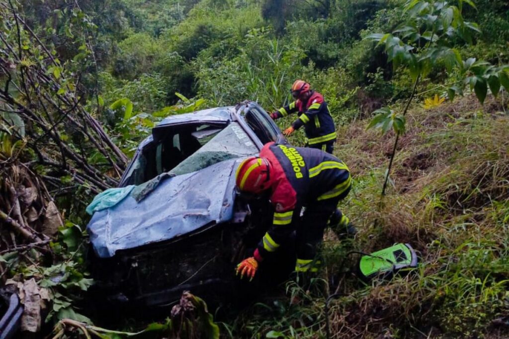 Un auto cayó en una pendiente.