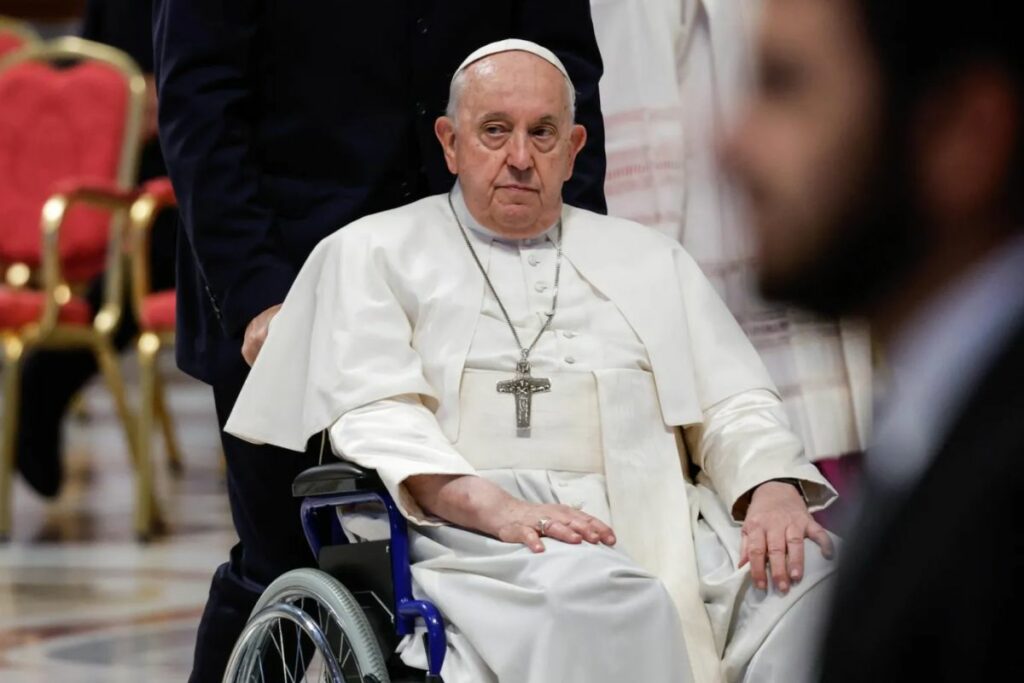 El papa Francisco seguirá hospitalizado.