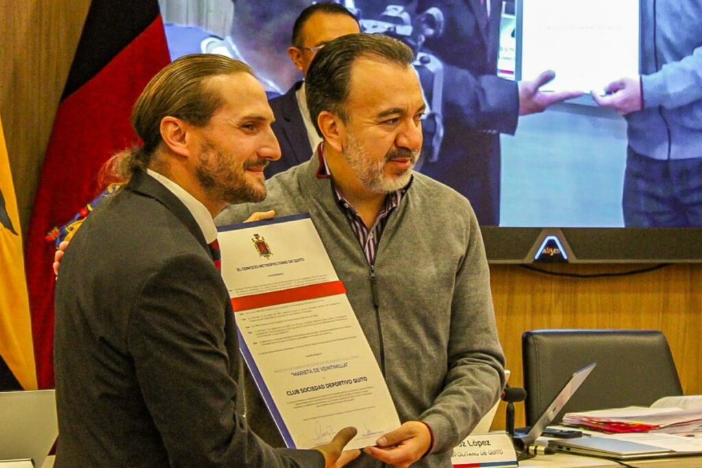 Pabel Muñoz, alcalde de Quito, entrega la Mención de Honor Marieta de Veintimilla al presidente del Deportivo Quito José Pardo.