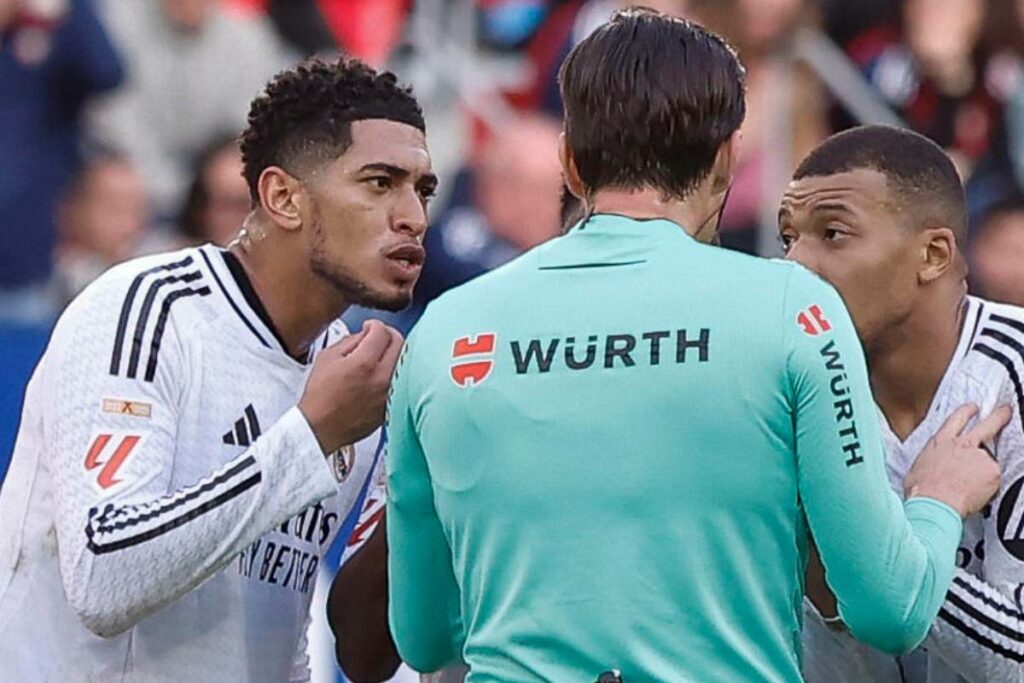 El francés del Real Madrid Kylian Mbappé y su compañero el delantero inglés Jude Bellingham (izq.) reclaman al árbitro Munuera Montero.
