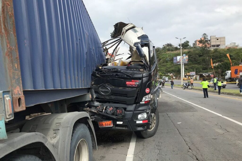 Un siniestro se dio entre dos vehículos pesados.