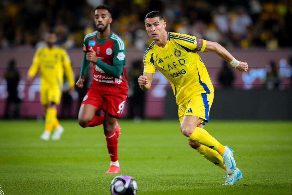 El Al Nassr de Cristiano Ronaldo (der.) perdió este 21 de febrero del 2025.