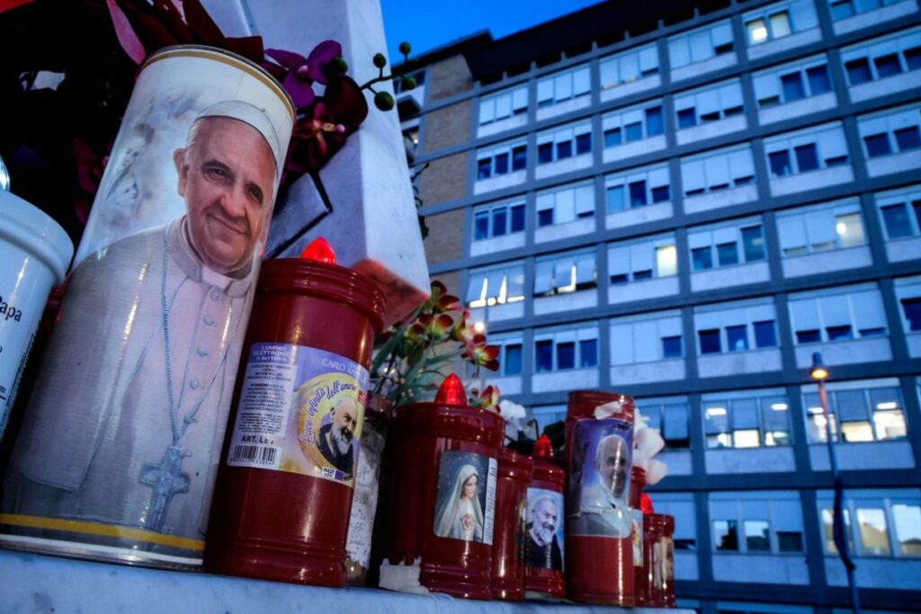 El altar en las afueras del hospital donde está internado el Papa.