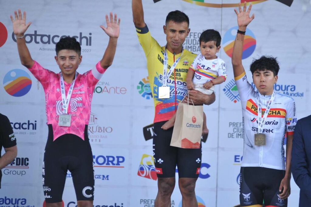 Mateo Ramírez (der.) en el podio general del Campeonato Nacional de Ruta 2025 junto con Alexander Cepeda (izq.) y Jhonatan Narvaéz.