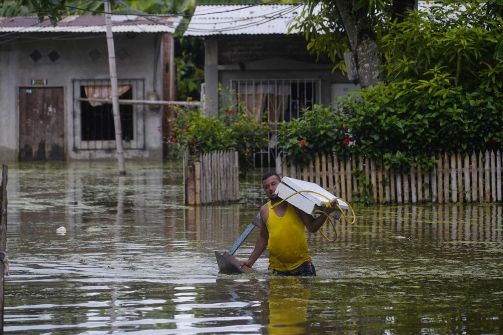 Una persona afectada por las lluvias en Babahoyo el jueves 27 de febrero.