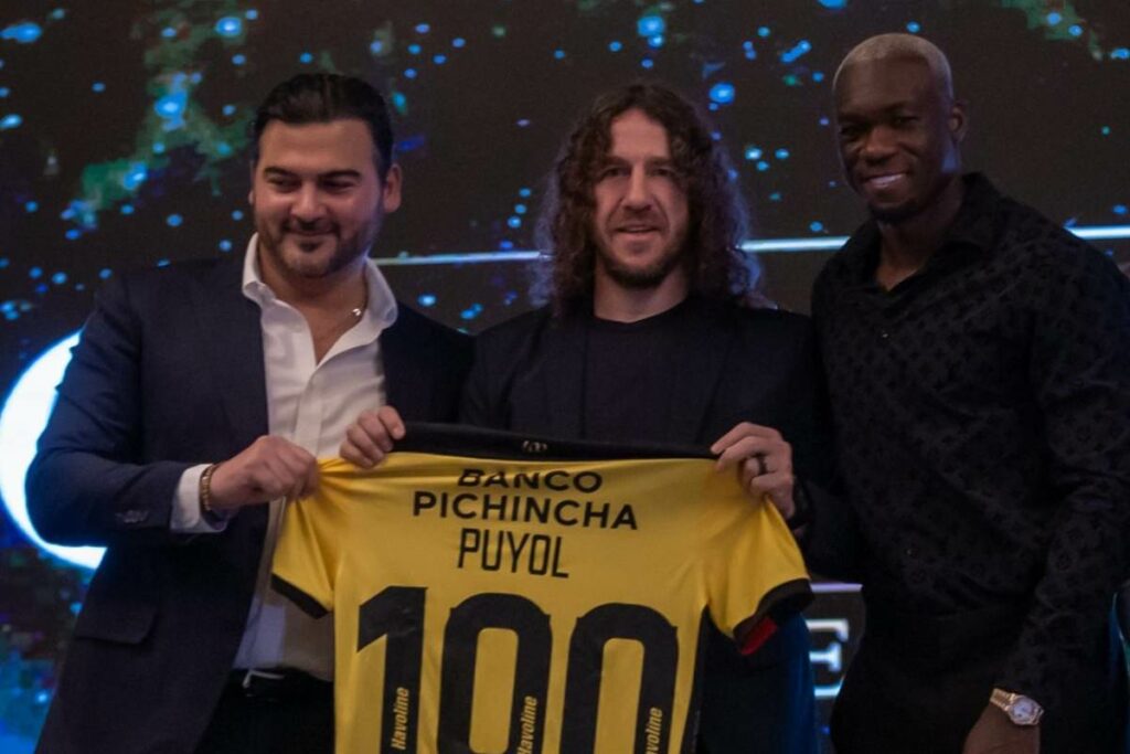 Carles Puyol (centro) recibió la camiseta de Barcelona SC con la que jugará en la Noche Amarilla.