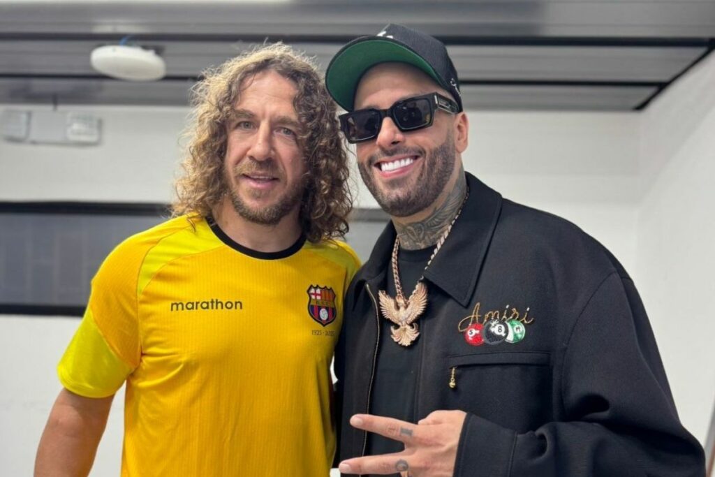 Carles Puyol con la camiseta 100 de Barcelona SC y el cantante Nicky Jam en la Noche Amarilla 2025.